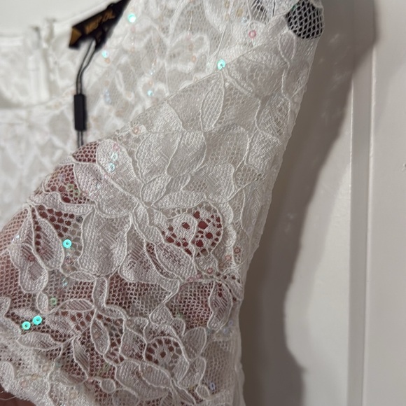Miusol White lace Sequin Mermaid Short Sleeve Dress
Size S(4) - Picture 7 of 7